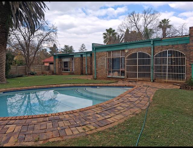 4 BEDROOM FREESTANDING FOR SALE IN STILFONTEIN EXT 3